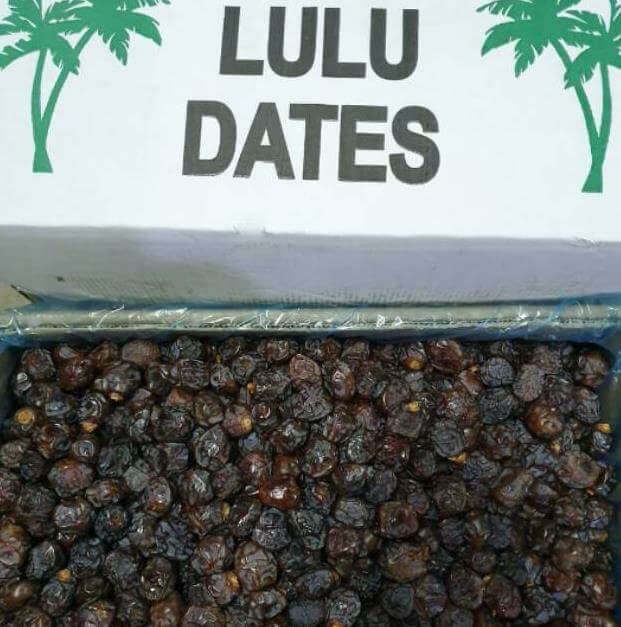 Kurma Lulu memiliki warna hitam hampir mirip dengan ajwa